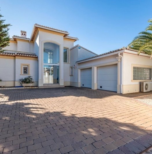 Villa en primera línea con espectaculares vistas al mar