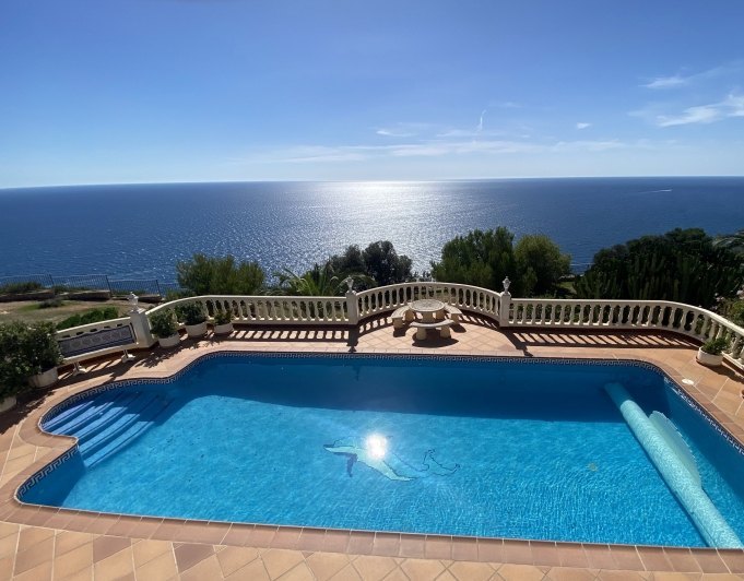 Villa en primera línea con espectaculares vistas al mar