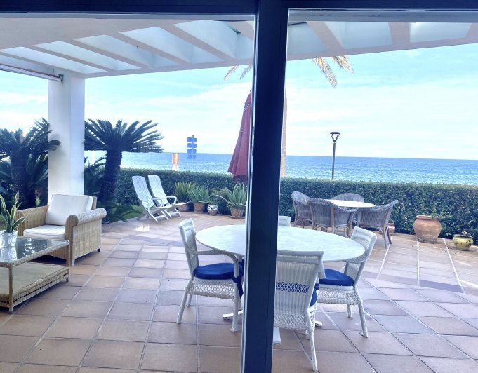 Espectacular Villa en Primera Línea del Mar