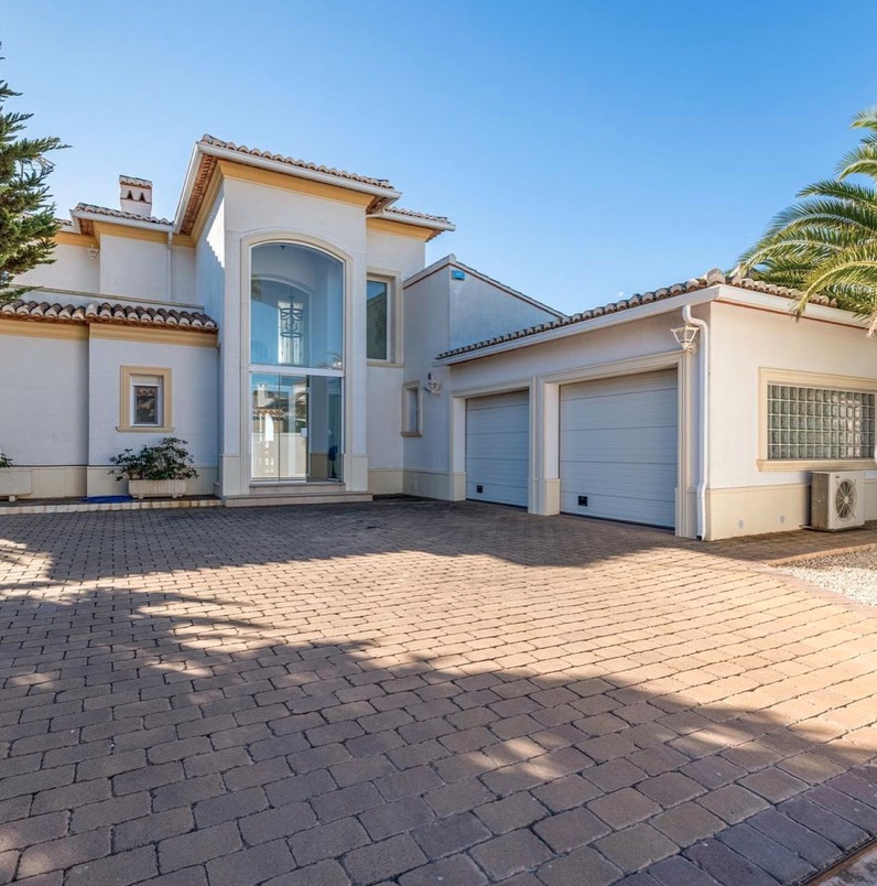 Villa en primera línea con espectaculares vistas al mar